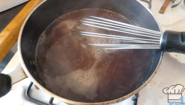 Adding water to the yokan bean paste in a pot and heating it up.